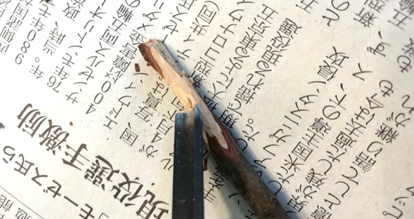 枝を彫刻刀で削る